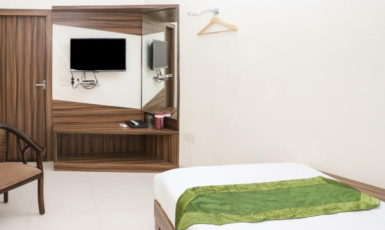 Oyo 10213 Hotel Panache Mathura Eksteriør bilde